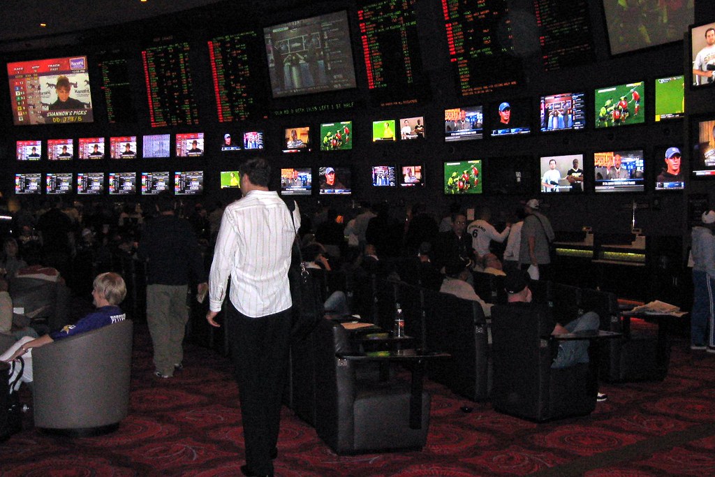 What are the main advantages of betting on online platforms?