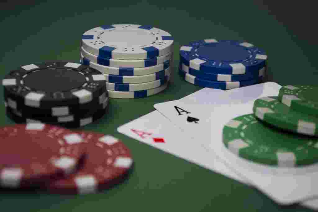 What are the first steps to take while playing Roulette?