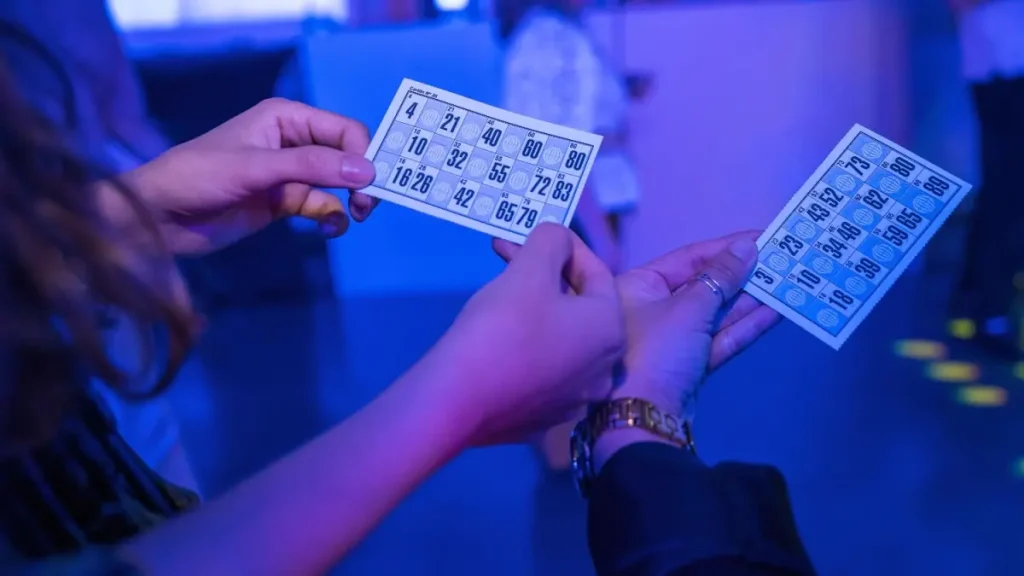 Community Dynamics in Online Bingo Rooms